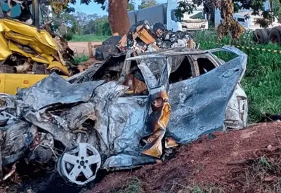 Casal e dois filhos morrem em batida entre cegonheira e carro em Minas Gerais Casal e dois filhos morrem em batida entre cegonheira e carro em Minas Gerais