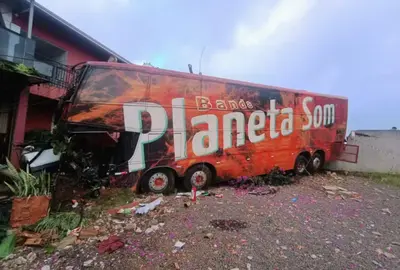 Acidente envolvendo ônibus de banda no PR deixa um morto e sete feridos após show Acidente envolvendo ônibus de banda no PR deixa um morto e sete feridos após show