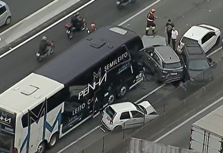 Imagem da noticia Engavetamento na Rodovia Dutra envolve seis veículos em Guarulhos (SP)