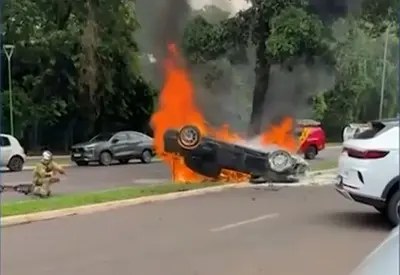 Médico morre após grave acidente em Maringá; câmeras registram momento da colisão Médico morre após grave acidente em Maringá; câmeras registram momento da colisão