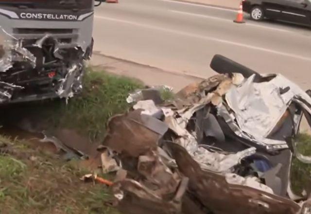 Acidente entre carro e caminhão deixa quatro mortos na Régis Bittencourt (SP) Acidente entre carro e caminhão deixa quatro mortos na Régis Bittencourt (SP)