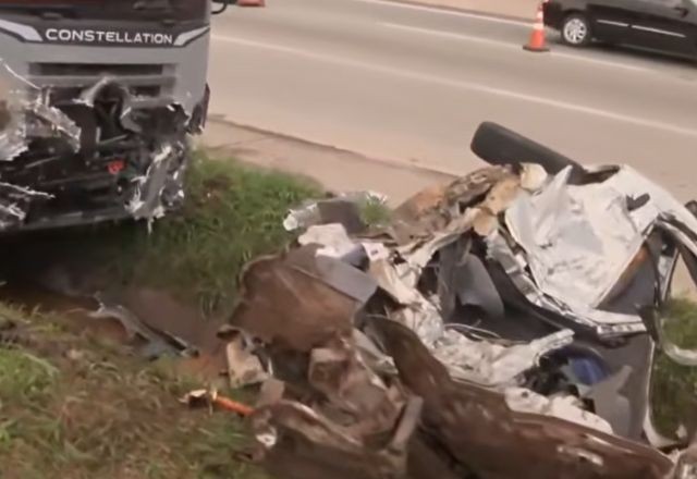Imagem da noticia Acidente entre carro e caminhão deixa quatro mortos na Régis Bittencourt (SP)
