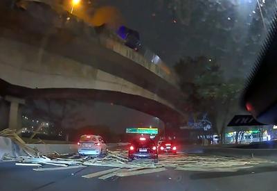 VÍDEO: Motorista registra momento que caminhão bate em viaduto e derruba carga sobre carros na Marginal Tietê