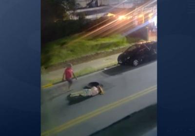 Mulher é atacada com tacho de ferro por amigo após recusar relacionamento Mulher é atacada com tacho de ferro por amigo após recusar relacionamento