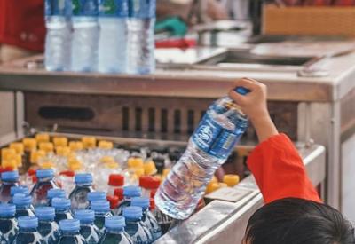 Calor em SP: vendas de água mineral crescem 40% em relação à 2023