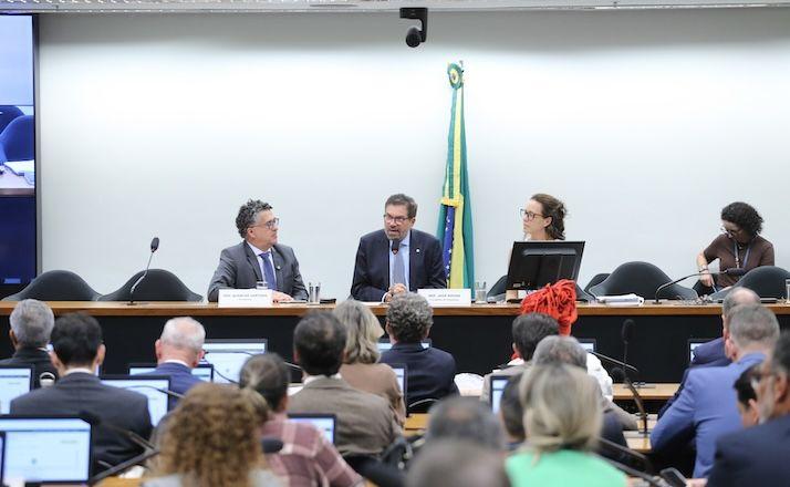 Fim da escala 6x1: comissão aprova 50 requerimentos e quer votação em plenário até 28 de maio Fim da escala 6x1: comissão aprova 50 requerimentos e quer votação em plenário até 28 de maio