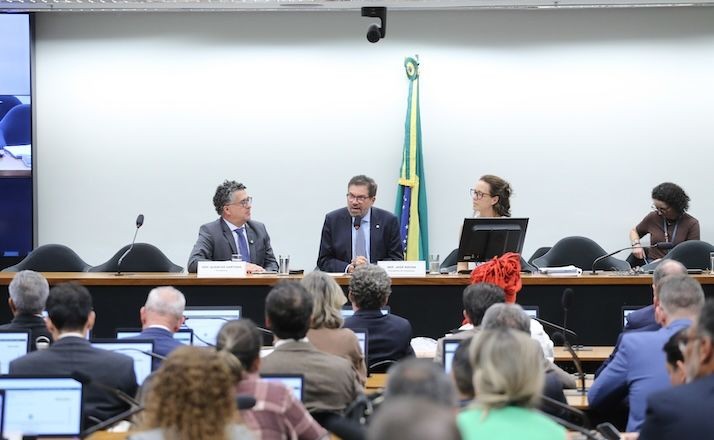 Imagem da noticia Comissão da escala 6x1 inicia trabalhos após reunião com centrais sindicais