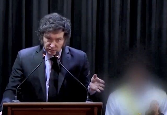 Imagem da noticia Estudante desmaia durante discurso de Javier Milei em escola