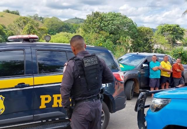 Imagem da noticia Imagens mostram chegada de policiais e apoiadores na casa de Roberto Jefferson