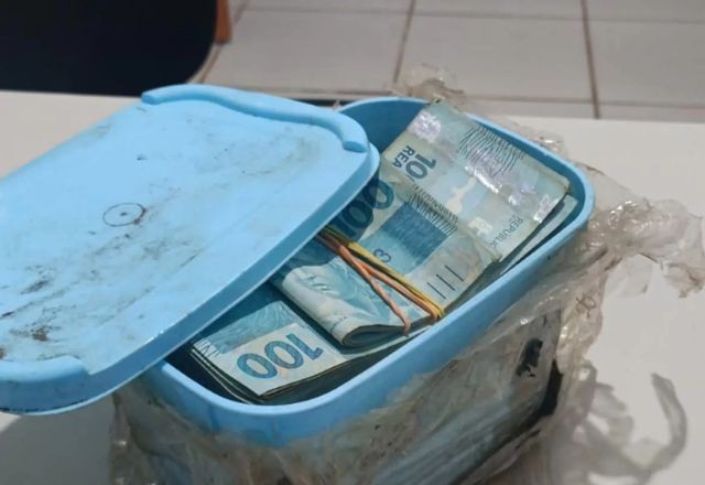 Aposentado encontra R$ 60 mil em pote de sorvete enterrado no jardim da própria casa 
