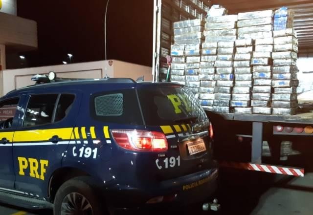 Imagem da noticia PRF apreende mais de 1 tonelada de maconha em fundo falso de carreta em SC