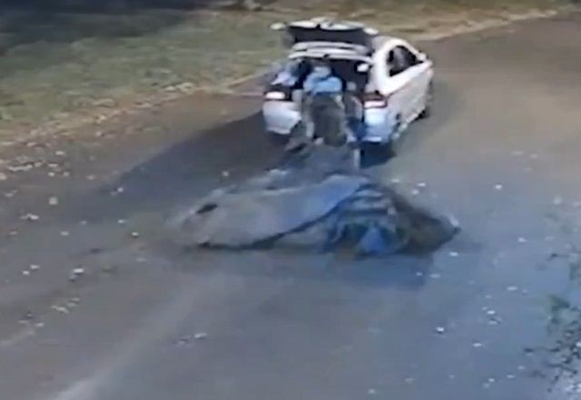 Imagem da noticia Câmera flagra corpo sendo arrastado por carro e abandonado na rua