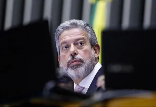 Imagem da notícia: PF faz busca e apreensão em gabinete de assessora que gerenciava emendas para Arthur Lira