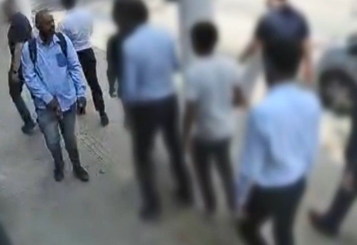 Imagem da noticia De camisa social e calça, criminoso armado surpreende pedestres em SP