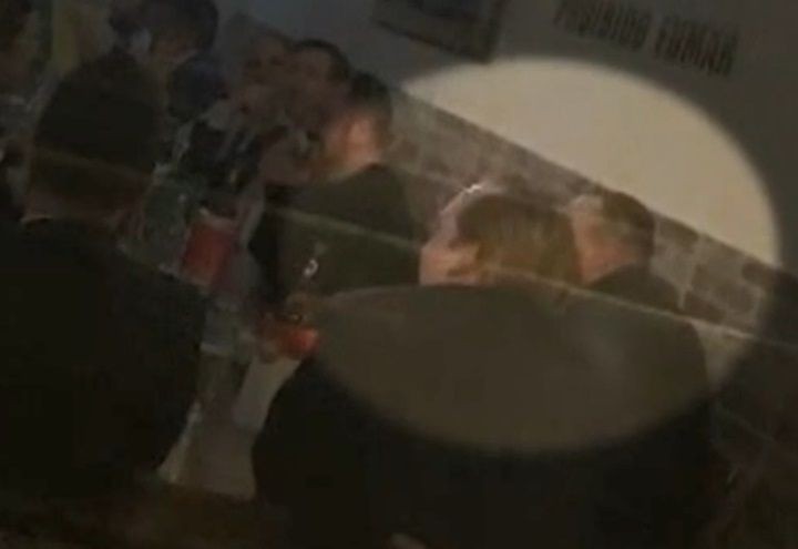 Imagem da noticia Assistente que acusava réu é flagrado confraternizando com advogados de defesa