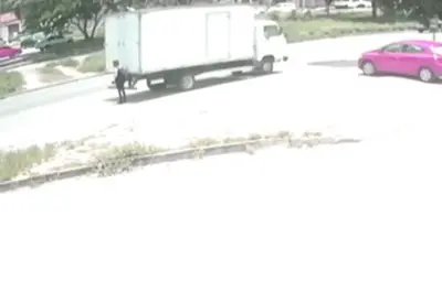 Mulher fica em estado grave após ser atropelada por caminhão em São Gonçalo (RJ) Mulher fica em estado grave após ser atropelada por caminhão em São Gonçalo (RJ)