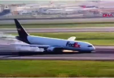 VÍDEO: Avião faz pouso "de barriga" ao aterrissar e se arrasta na pista