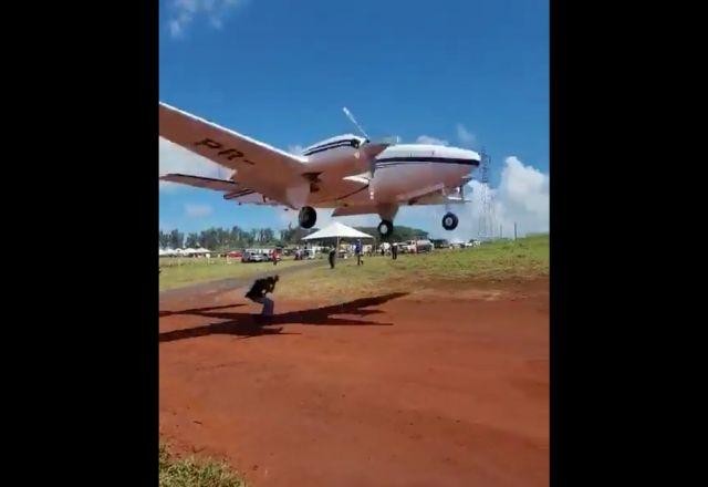 Imagem da noticia Avião quase atinge homem durante pouso em pista da Agrishow