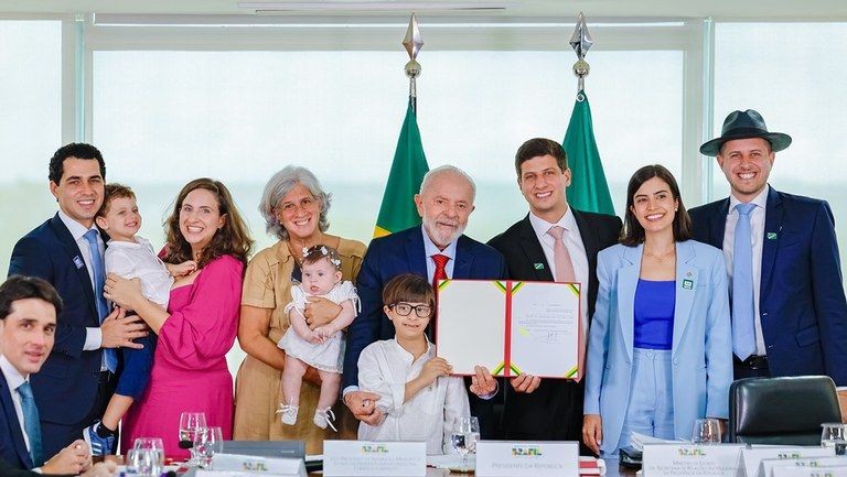 Imagem da noticia Lula sanciona lei que inclui Eduardo Campos no livro de heróis de pátria