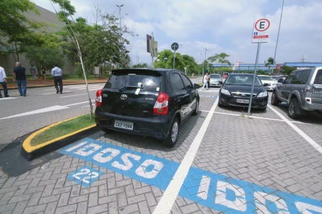 Imagem da noticia Idosos e PcDs já podem emitir credencial de estacionamento em versão digital