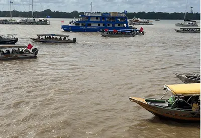 Barqueata da 'Cúpula dos Povos' reúne 5 mil pessoas na rio Guamá, em Belém, para protestar por justiça climática Barqueata da 'Cúpula dos Povos' reúne 5 mil pessoas na rio Guamá, em Belém, para protestar por justiça climática