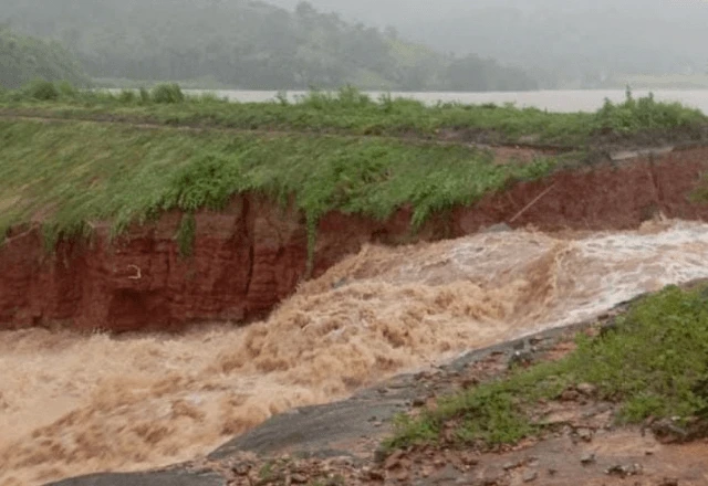 Imagem da noticia Barragem transborda e deixa famílias ilhadas no interior de MG