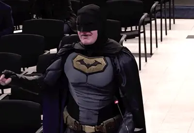 Homem vestido de Batman protesta contra cooperação do conselho municipal da Califórnia com o ICE Homem vestido de Batman protesta contra cooperação do conselho municipal da Califórnia com o ICE