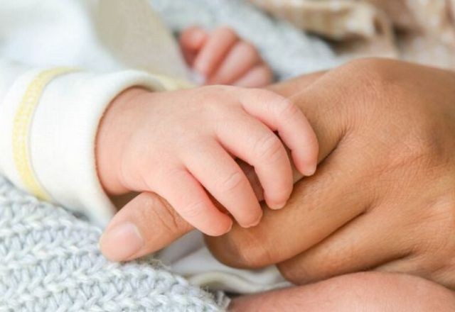 Imagem da noticia Bebê de um ano é internada em UTI após suspeita de ter comido pedra de crack