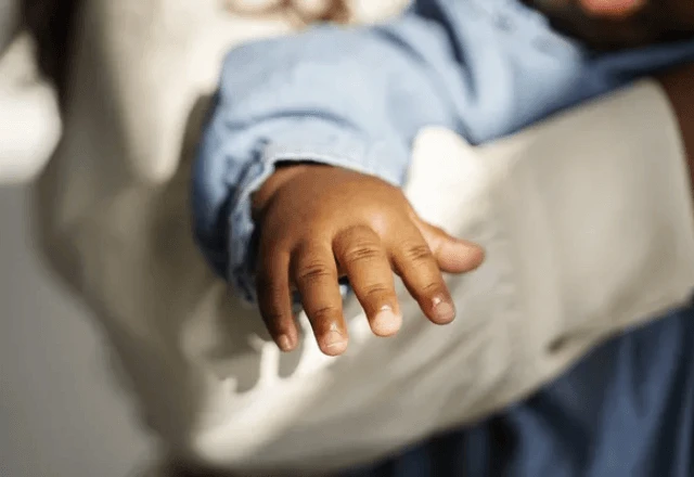 Imagem da noticia Bebê de 1 mês é encontrado sozinho no Carnaval de Salvador