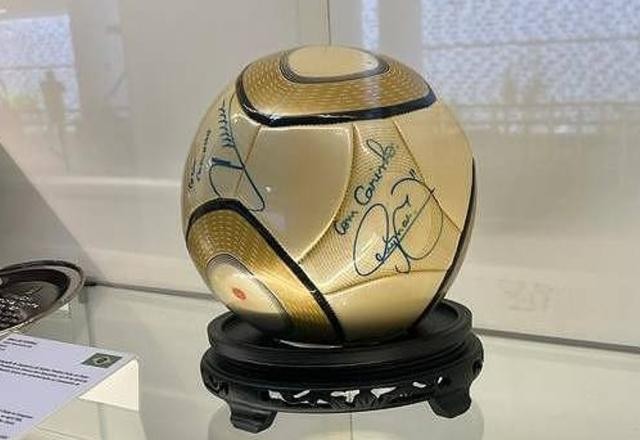 Imagem da noticia PM recupera bola autografada por Neymar que havia sido roubada no Congresso