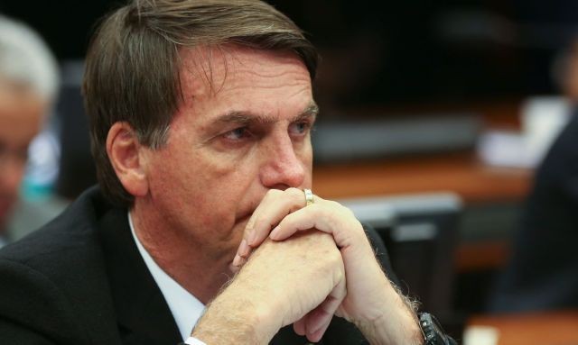 Imagem da noticia Bolsonaro diz que filho se afasta para combater "algo parecido com nazifascismo"