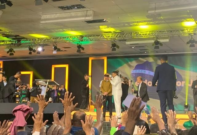 Imagem da noticia Bolsonaro discursa em culto e recebe oração de Valdemiro Santiago