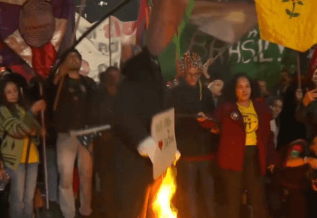 Imagem da noticia Manifestantes ateiam fogo a boneco de Donald Trump durante protesto na Av. Paulista