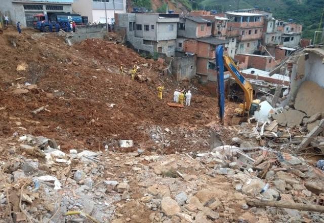 Imagem da noticia Bombeiros encontram 18º corpo após deslizamento em Franco da Rocha