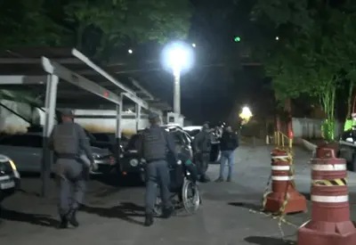 Quadrilha com cadeirante é presa ao tentar invadir casa na zona leste de SP Quadrilha com cadeirante é presa ao tentar invadir casa na zona leste de SP