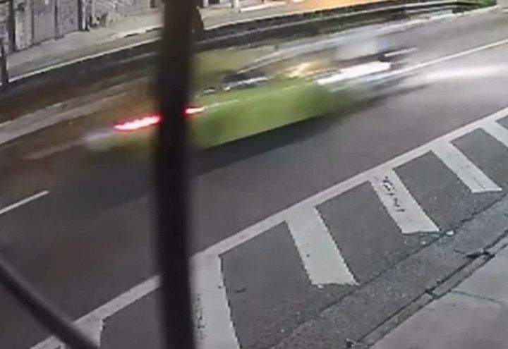Imagem da noticia SP: Câmera flagra Porsche arrastando motoboy e colisão