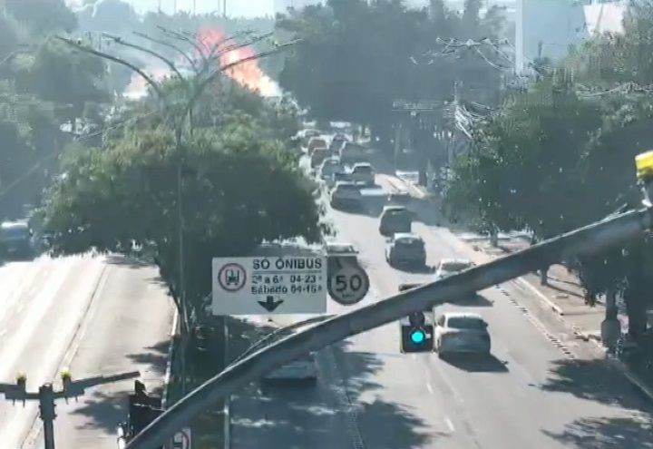 Imagem da noticia Veja o momento em que avião cai em avenida de São Paulo