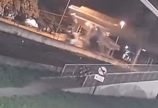 Imagem da noticia VÍDEO: Veja momento que passarela desaba após impacto de caminhão