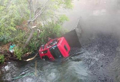 Vídeo: caminhão cai em rio após ponte de madeira ceder no Maranhão Vídeo: caminhão cai em rio após ponte de madeira ceder no Maranhão