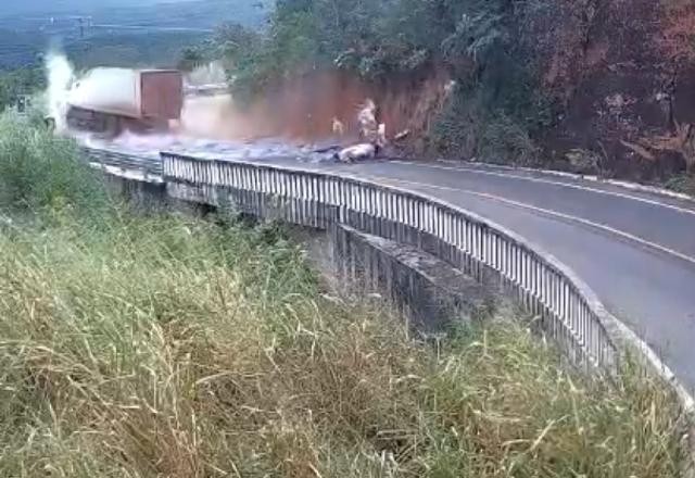 Imagem da noticia Caminhão cai em precipício no Portão do Inferno; veja vídeo