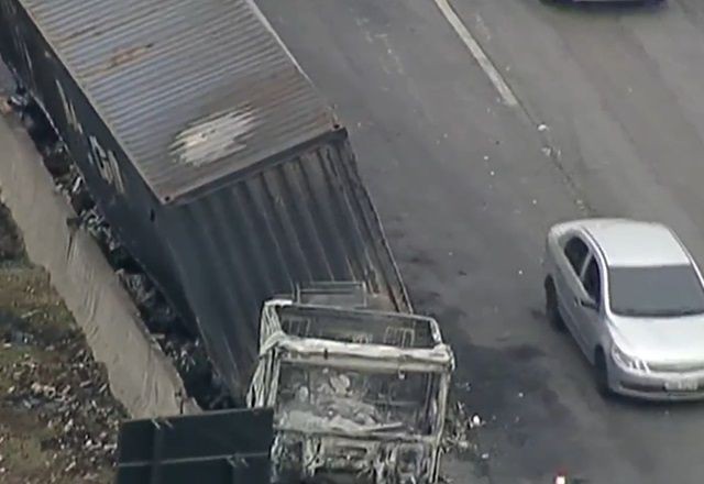 Imagem da noticia SP: Carreta com carga de aerossol pega fogo e bloqueia Ayrton Senna