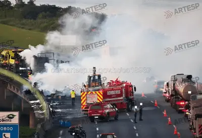 Carreta tomba e pega fogo na Rodovia dos Imigrantes, em São Bernardo do Campo (SP) Carreta tomba e pega fogo na Rodovia dos Imigrantes, em São Bernardo do Campo (SP)