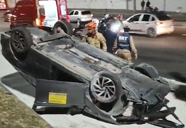 Imagem da noticia Após capotar carro, homem foge a pé e polícia encontra réplica de fuzil