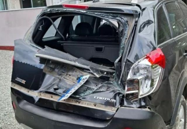 Carro é atingido por hélice de helicóptero que caiu em Santa Catarina; veículo estava a 500 metros do local Carro é atingido por hélice de helicóptero que caiu em Santa Catarina; veículo estava a 500 metros do local