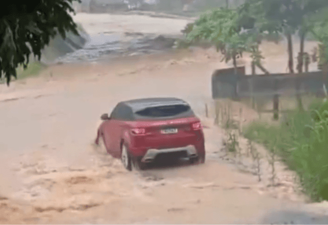 Imagem da noticia Família com bebê de um ano morre após ter carro arrastado por enxurrada em Palhoça (SC)