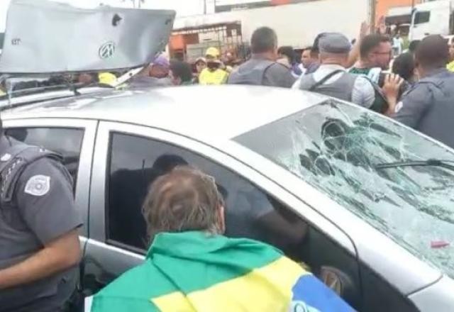 Imagem da noticia Motorista fura bloqueio e atropela manifestantes em Mirassol, interior de SP