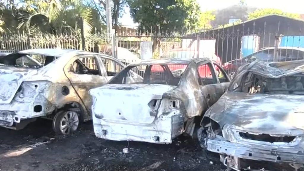 Imagem da noticia Em Canoas (RS), 13 carros são incendiados após confronto entre moradores e policiais militares