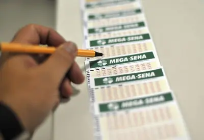 Mega-Sena sorteia prêmio de R$ 72 milhões nesta quinta-feira (19) Mega-Sena sorteia prêmio de R$ 72 milhões nesta quinta-feira (19)