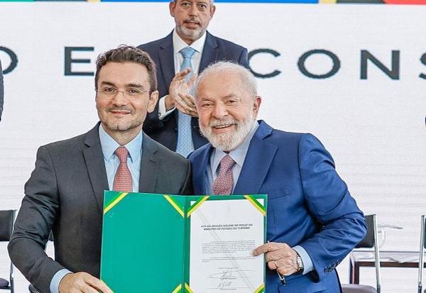 Imagem da notícia: Ministro expulso do União cresce em pesquisa ao Senado e espera Lula para definir novo partido