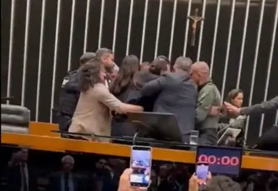 Fenaj e sindicato repudiam agressões a jornalistas na Câmara dos Deputados Fenaj e sindicato repudiam agressões a jornalistas na Câmara dos Deputados